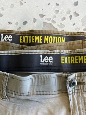 Lee Mens sz42 Performance Cargo shorts/Bottoms in light tan/Khaki and dark Khaki